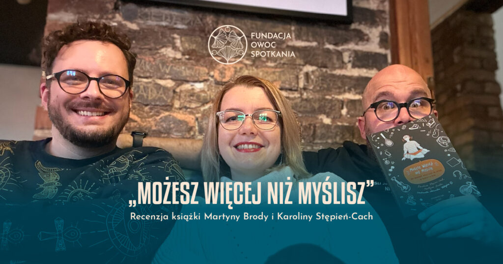 Zdjęcie przedstawia osoby z Zarządu Fundacji Owoc Spotkania, od lewej: Juliana Czurko, Agnieszkę Bielę, Michała Maciejaka. Michał trzyma w dłoni egzemplarz książki "Możesz więcej niż myślisz".